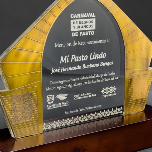 Reconocimiento/Placa Arco Carnaval en acrílico con base de madera - Imagen 2