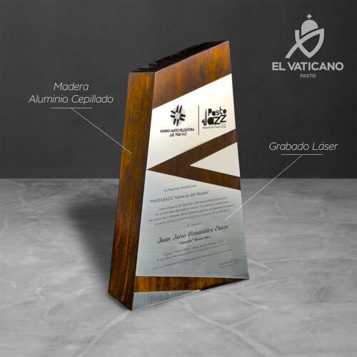 Reconocimiento obelisco de madera - Imagen 1