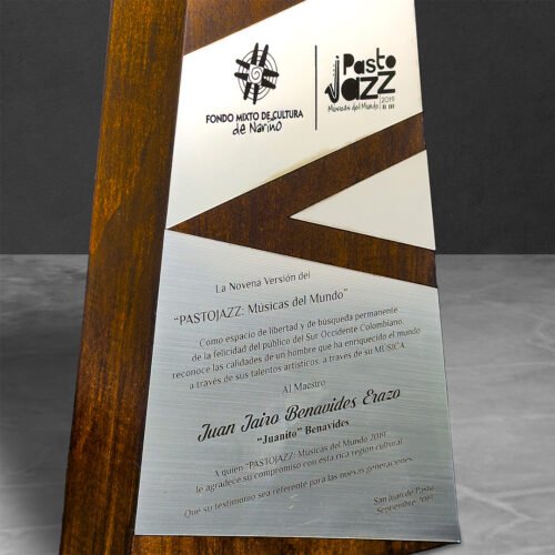 Reconocimiento obelisco de madera - Imagen 2