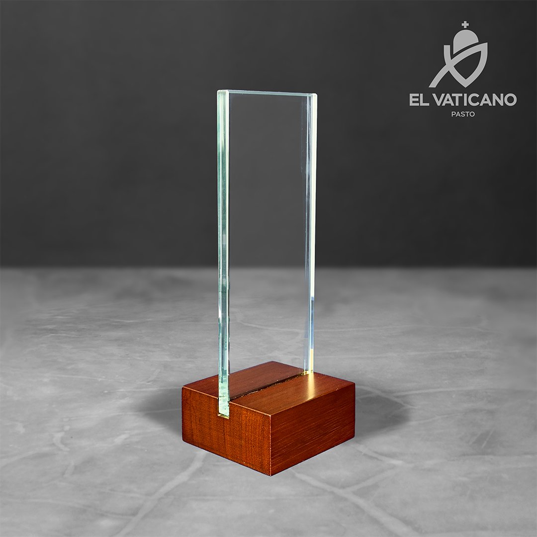 Placa de cristal rectangular con base en madera