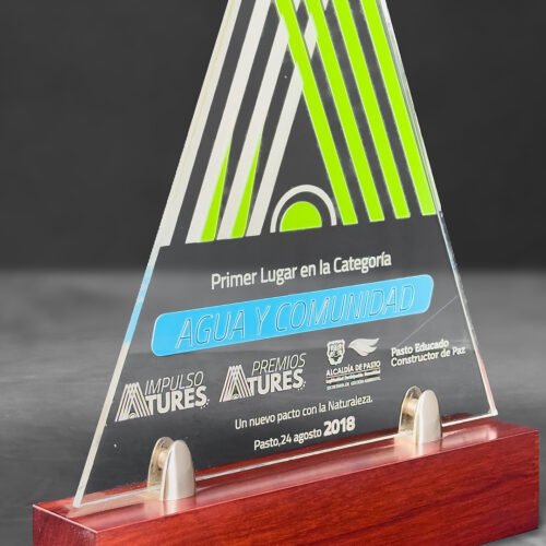Placa triangular en UV con base de madera - Imagen 2