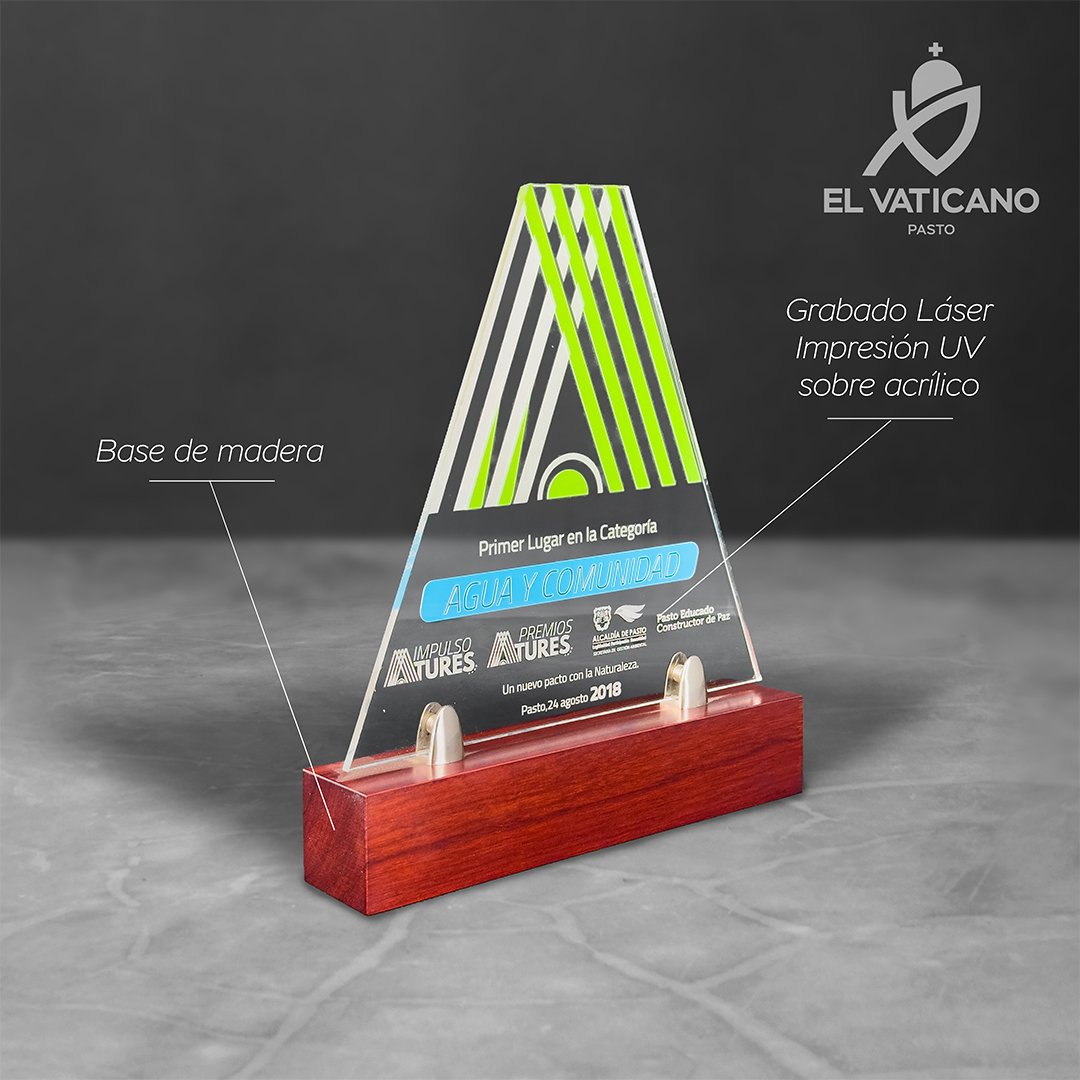 Placa triangular en UV con base de madera