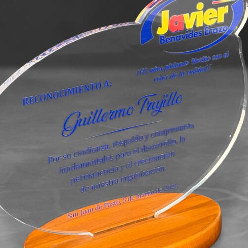 Placa de acrílico óvalo transparente con base en madera - Imagen 2