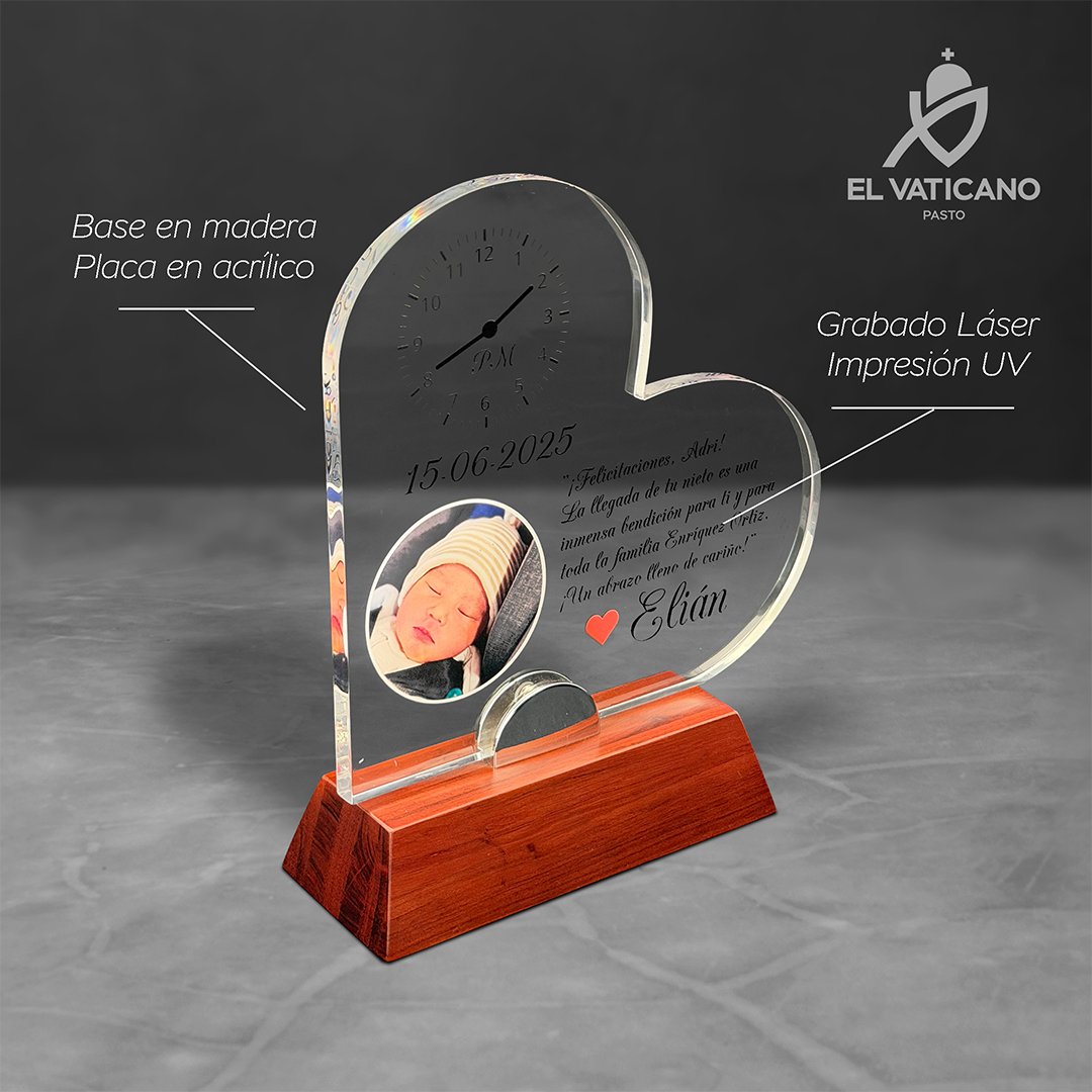 Placa de acrílico corazón con base de madera