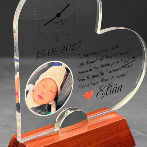 Placa de acrílico corazón con base de madera - Imagen 2