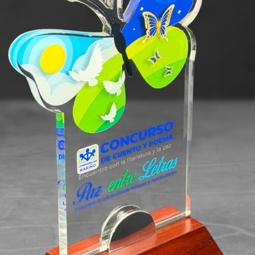 Placa de acrílico mariposa con base de madera - Imagen 2
