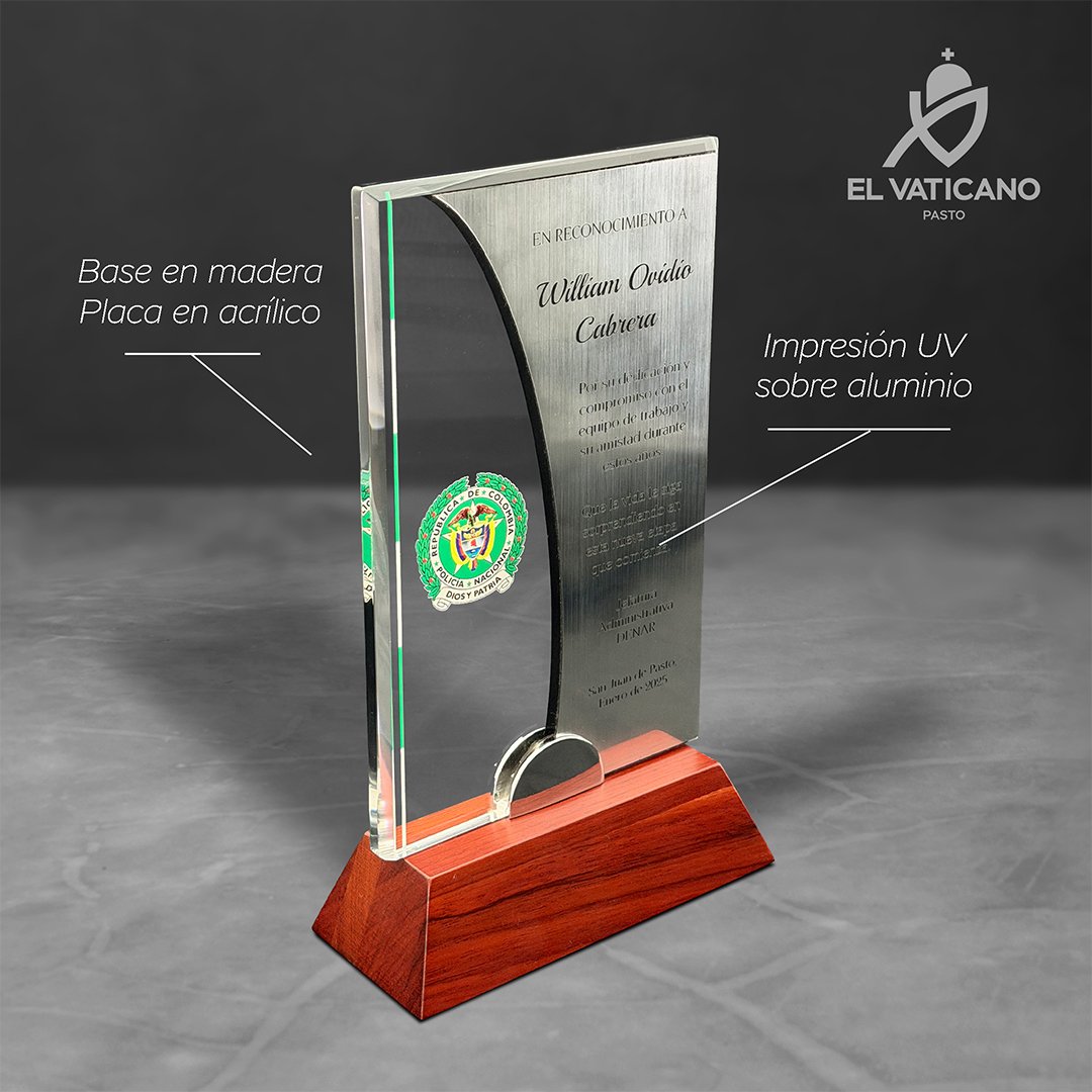 Placa de acrílico con aplique en aluminio y base de madera personalizada