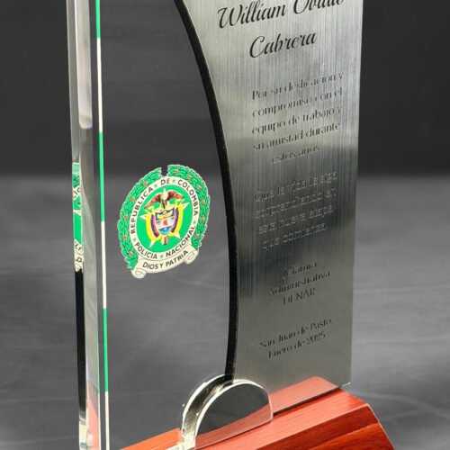 Placa de acrílico con aplique en aluminio y base de madera personalizada - Imagen 2