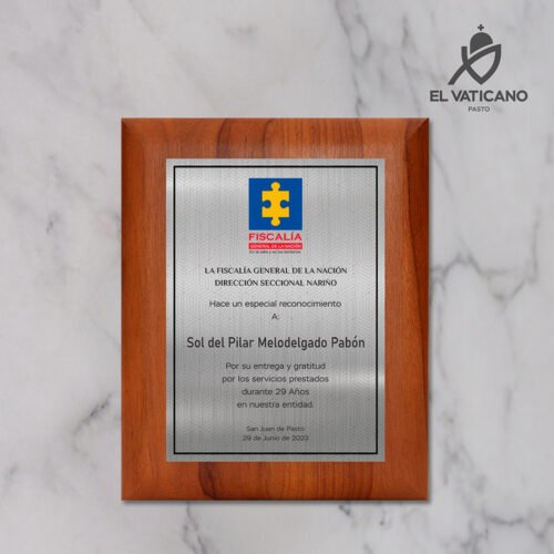 Placa de madera con lámina sublimada plateada Fiscalia - Imagen 1