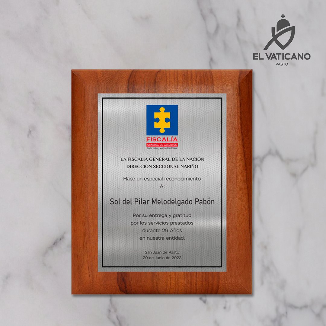 Placa de madera con lámina sublimada plateada Fiscalia