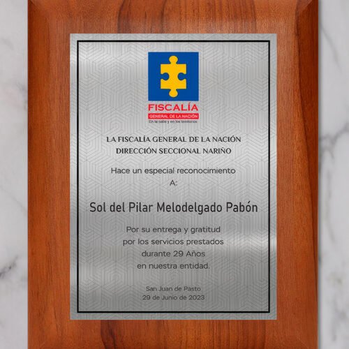 Placa de madera con lámina sublimada plateada Fiscalia - Imagen 2