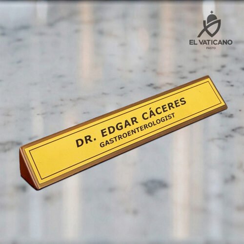Placa portanombre en dorado en madera personalizable - Imagen 1