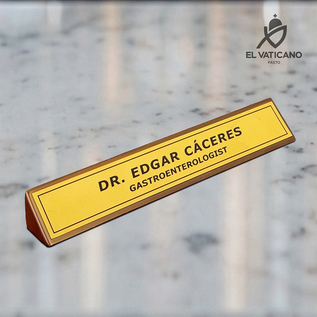 Placa portanombre en dorado en madera personalizable