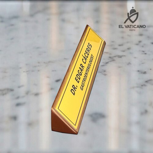 Placa portanombre en dorado en madera personalizable - Imagen 2